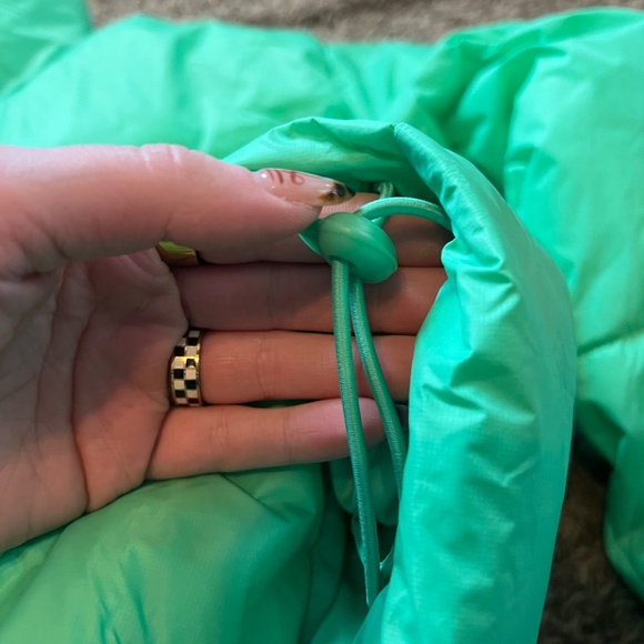 NWT American Eagle bright kelly green cropped puffer jacket size small - Picture 6 of 6